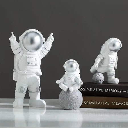 Kit com 3 Astronautas para Decoração – Estilo Kawaii Espaço Sideral e Lua