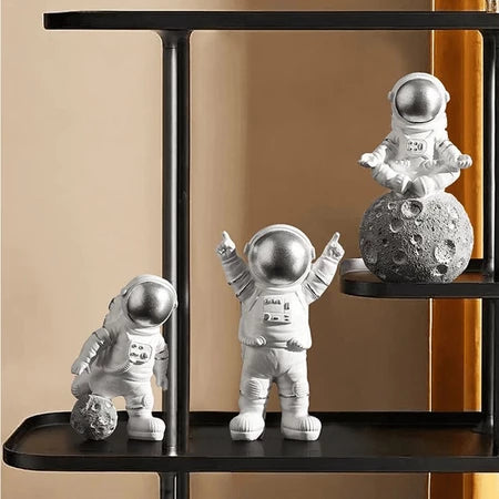 Kit com 3 Astronautas para Decoração – Estilo Kawaii Espaço Sideral e Lua