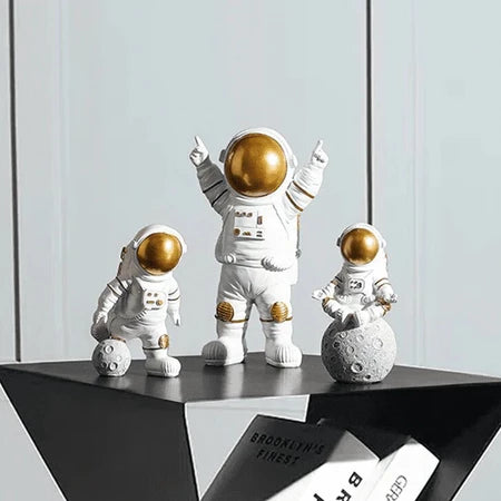 Kit com 3 Astronautas para Decoração – Estilo Kawaii Espaço Sideral e Lua