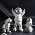 Kit com 3 Astronautas para Decoração – Estilo Kawaii Espaço Sideral e Lua